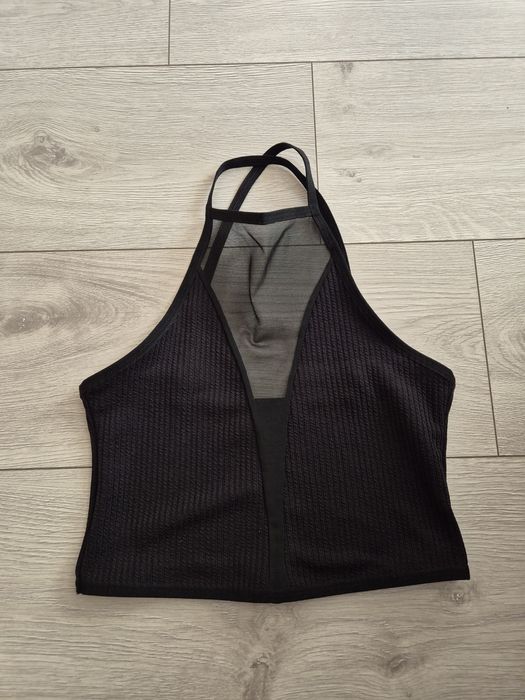Crop top z dekoltem
