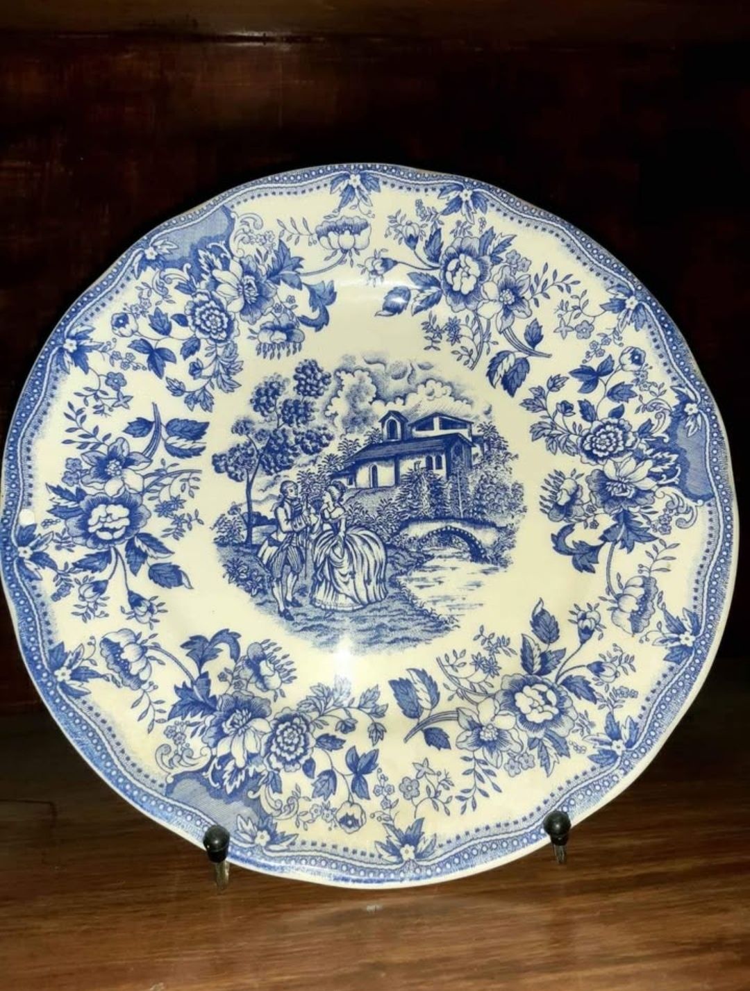 Prato decorativo com paisagem em azul
Para desocupar