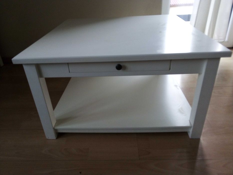 Stolik kawowy drewniany w stylu skandynawskim