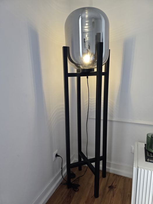 Candeeiro de pé preto e metálico