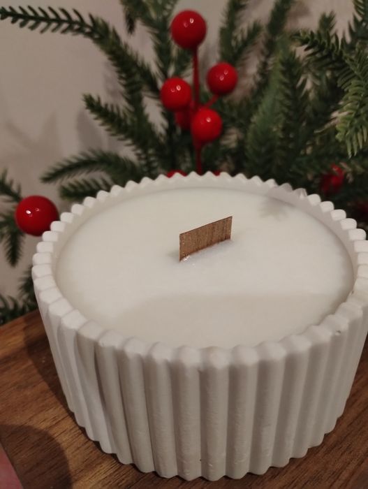 Świeca sojowa waniliowa w pojemniku z gipsu