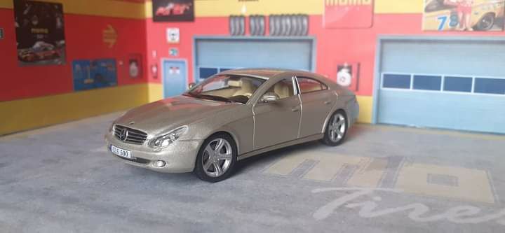 Mercedes CLS 500  escala 1/43 novo em caixa