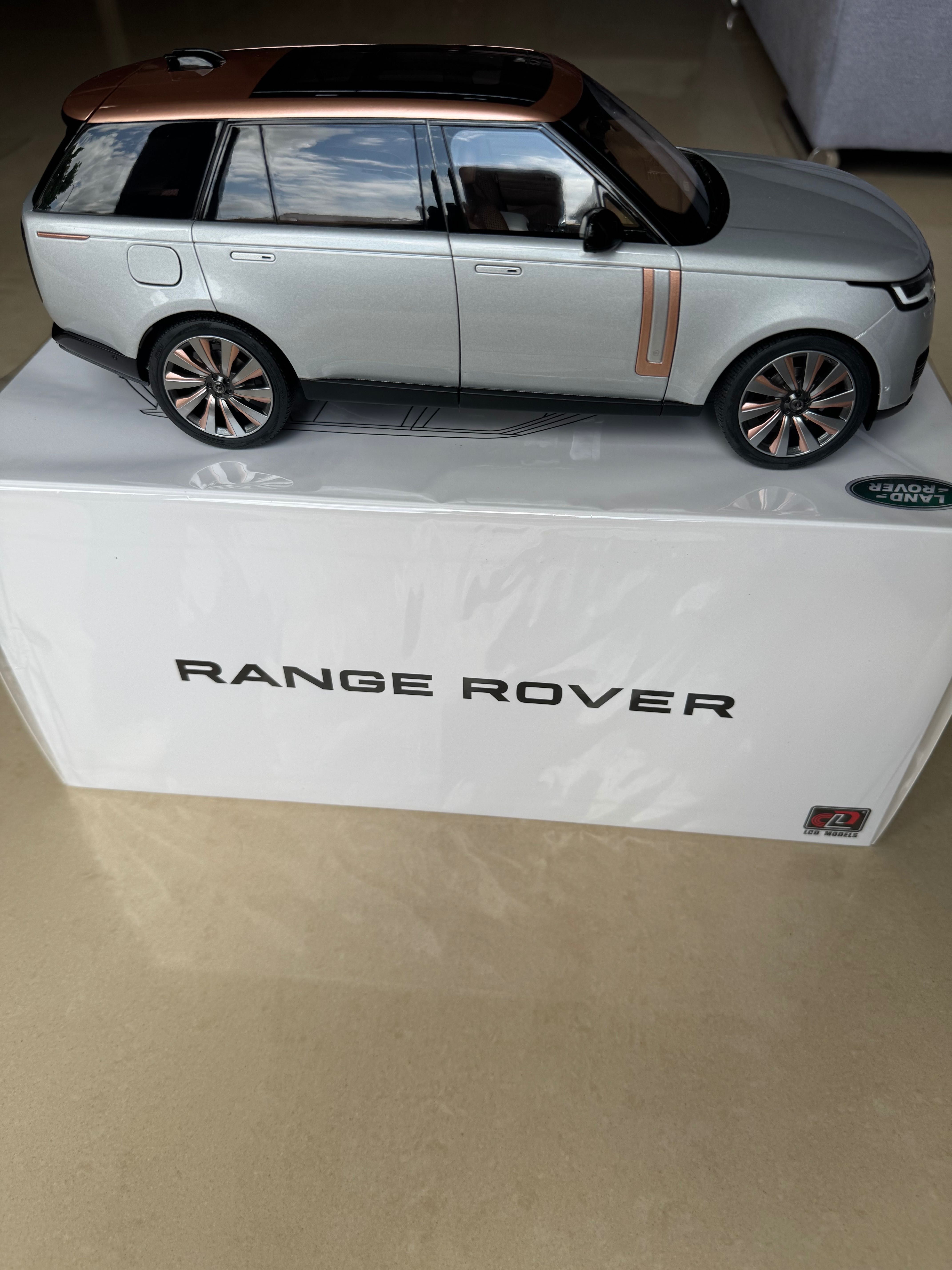 Model 1:18 Range Rover 2022, LCD Models