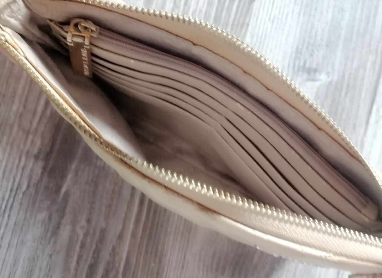 Versace beżowa torebka na złotym łańcuszku