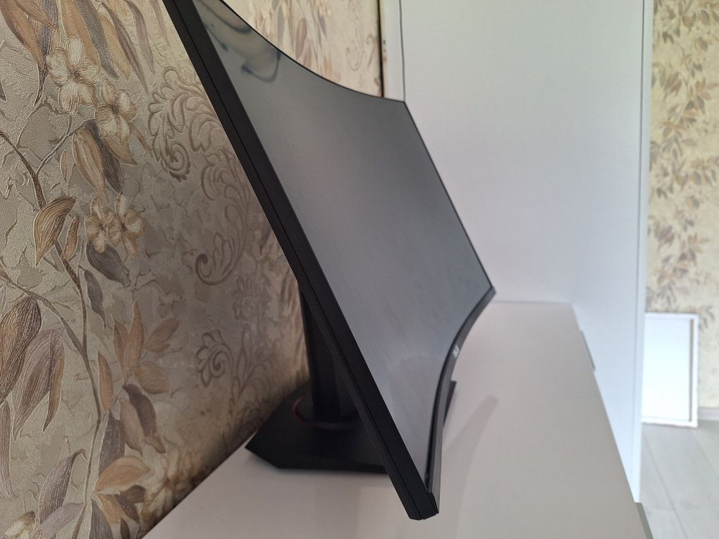 Геймерський монітор із вигнутим екраном TUF Gaming VG27VQ: 27" Full HD