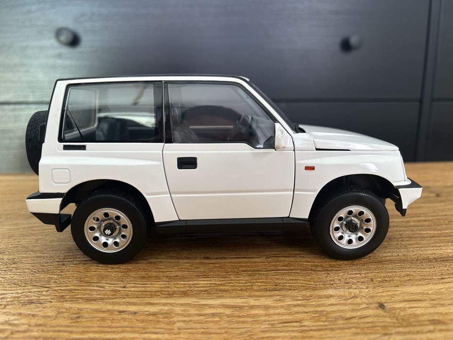 Suzuki Vitara 1:18 White LHD Dorlop jak Norev