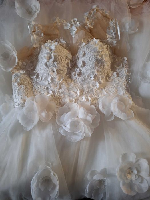 Весільна пишна а-силуетСукня з 3-д квітами. Айворі. . Сучасна Класика.