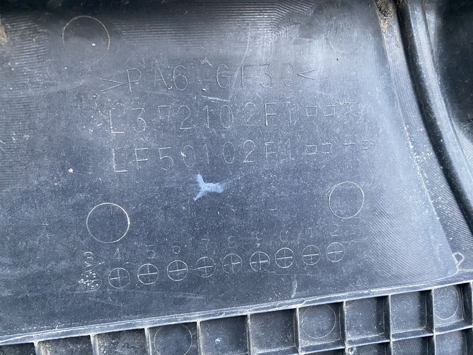 Mazda 3 bk. 5. Декоративна, пластикова кришка двигуна для Мазда