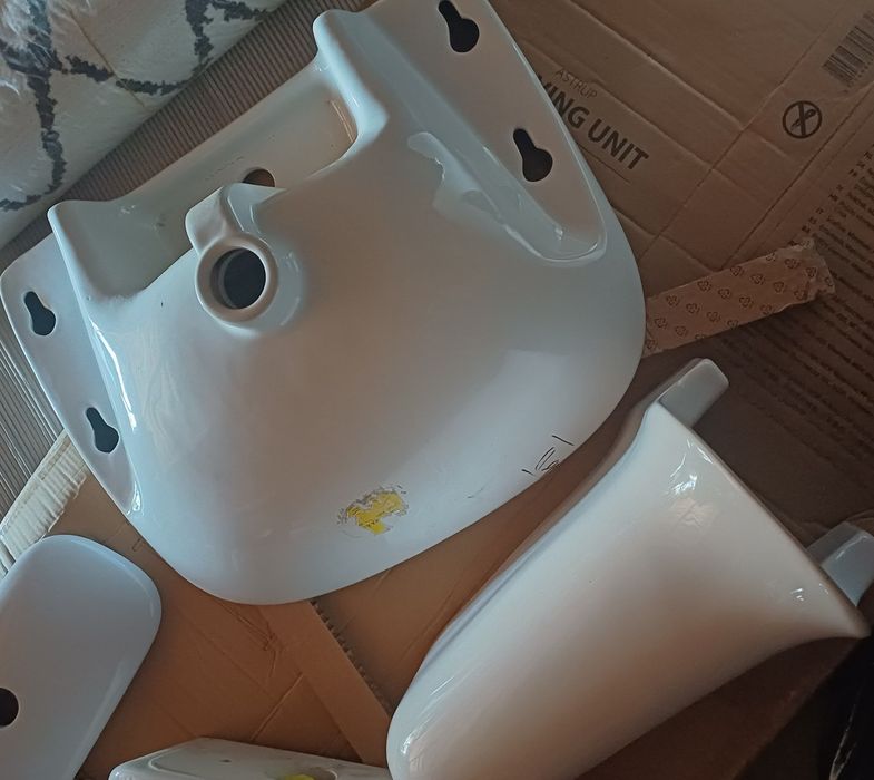 Nowa umywalka Koło z osłoną na syfon