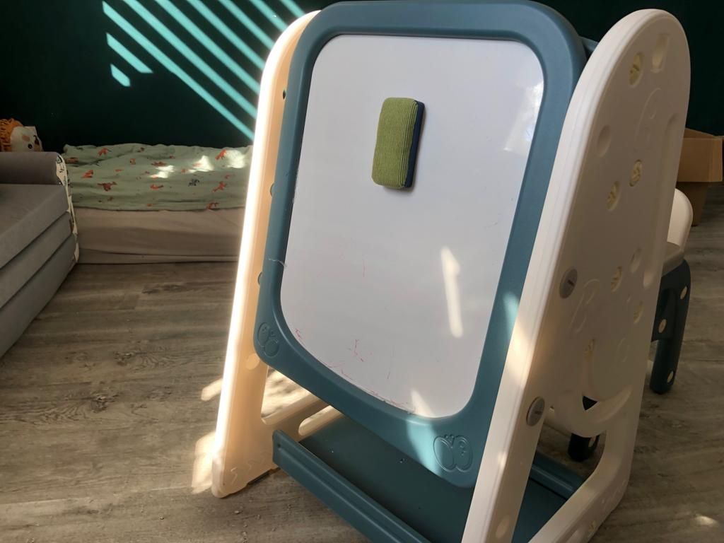 Biurko dla dziecka z tablicą i krzesłem