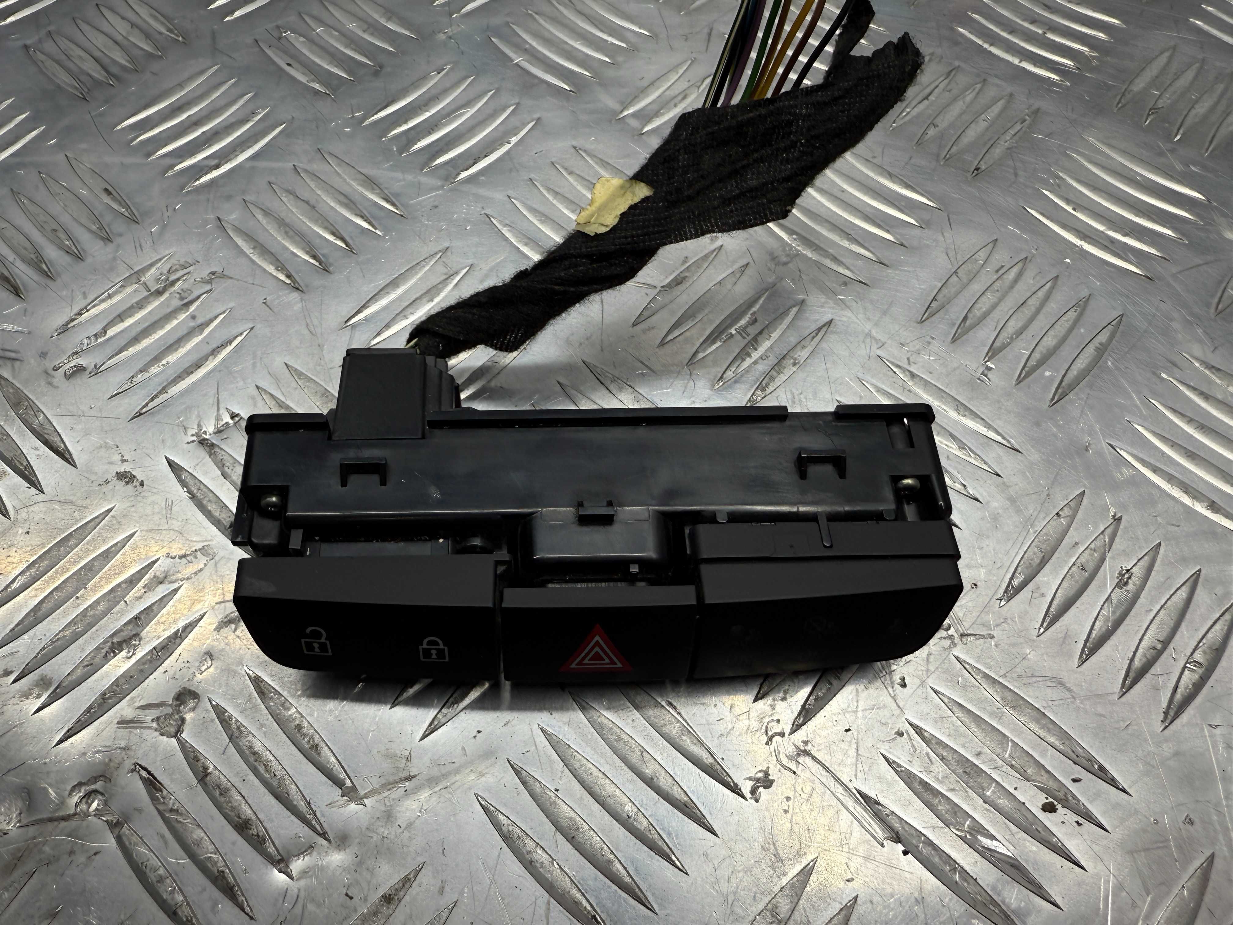 Блок кнопок аварийка кнопка opel insignia 2008-2017 13324594