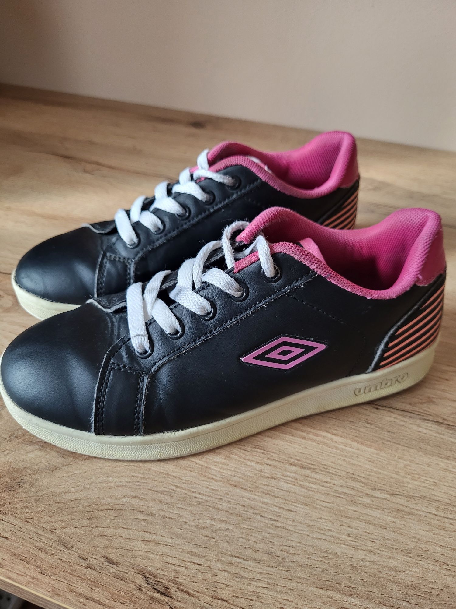 Dziewczęce buty sportowe Umbro, rozmiar 33