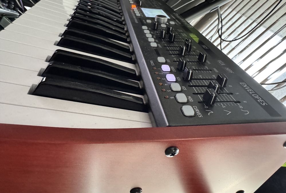 Behringer Deepmind 6