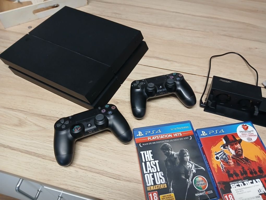 Playstation ps4 com 2 comandos