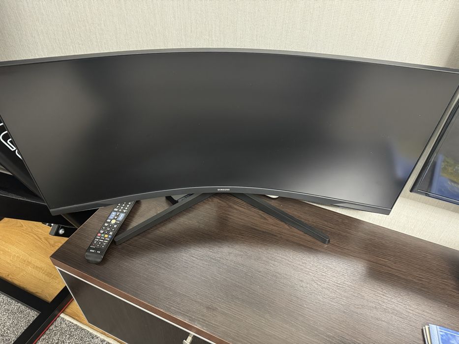 Монітор Samsung 34" Odyssey G5. Вигнутий екран.