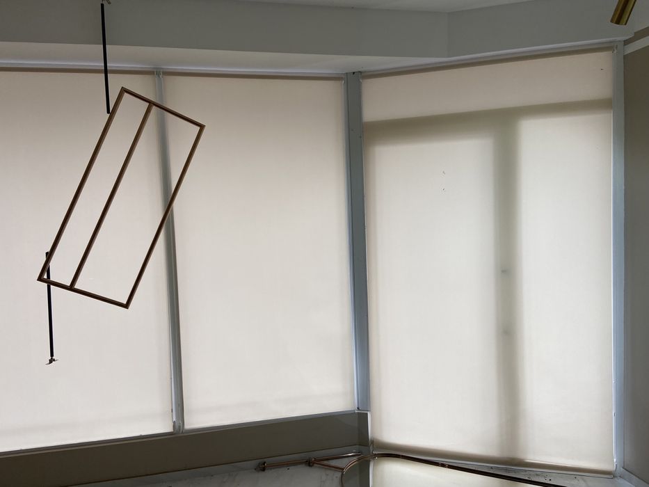 Рулонные бежевые шторы