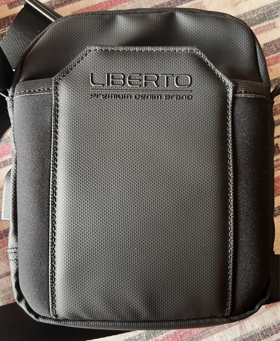 Bolsa tiracolo preta, em pele