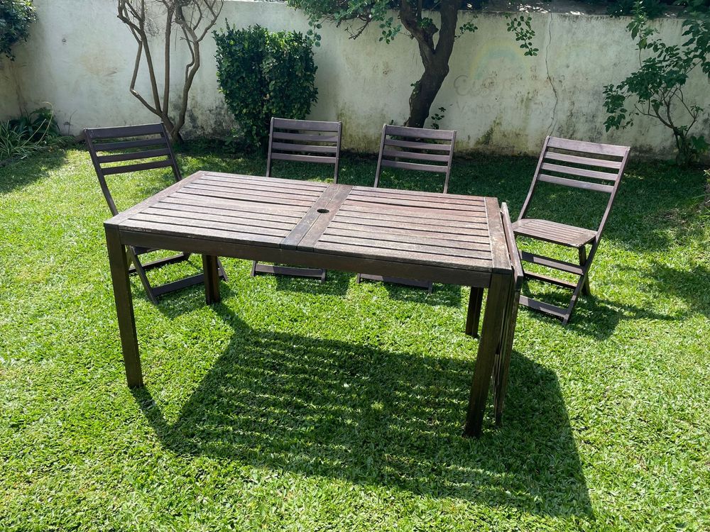 Mesa e cadeiras de jardim