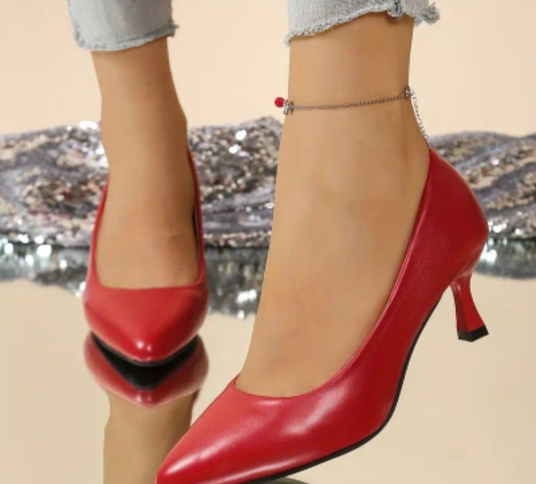 Продам красные туфли