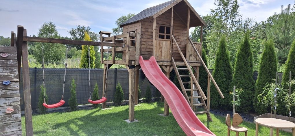 Domek drewniany dla dzieci huśtawki plac zabaw wspinaczka stół krzesła