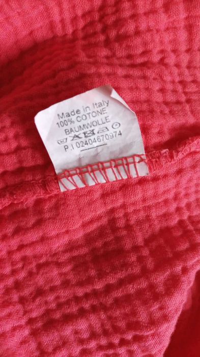 Sukienka damska muślinowa w kolorze koralowym.