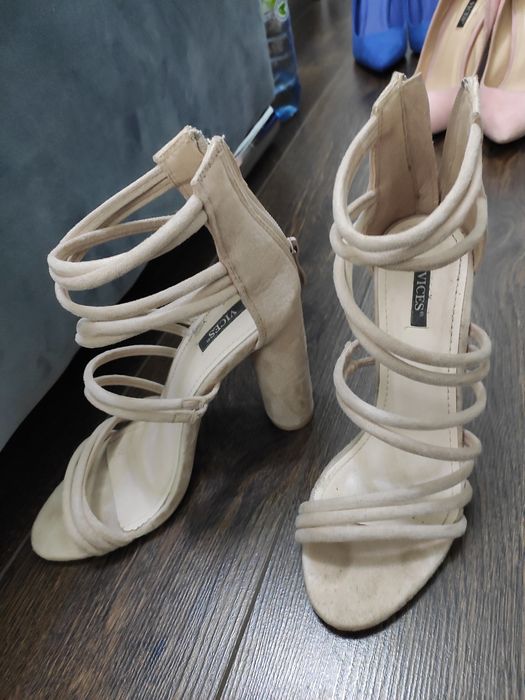 Szpilki na słupku , sandały na obcasie