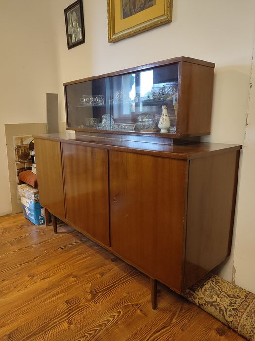 Kredens PRL w dobrym stanie do lekkiej renowacji