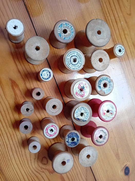 Lote de 22 carrinhos de linhas em madeira antigos