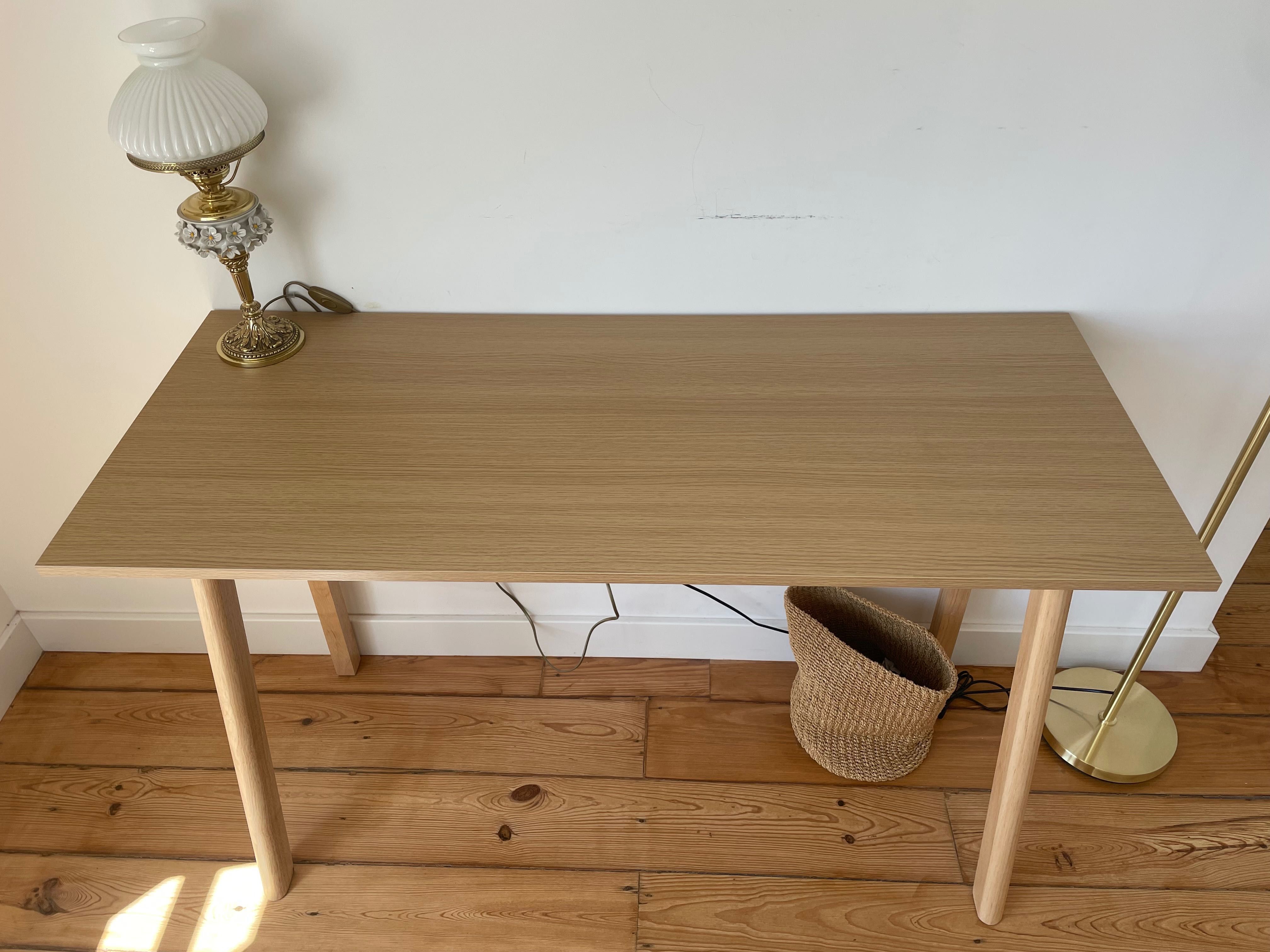 Secretária (desk)