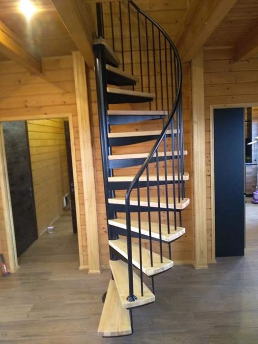Гвинтові сходи перила нержавіка ковка стекло дерево ступені дуб ясен