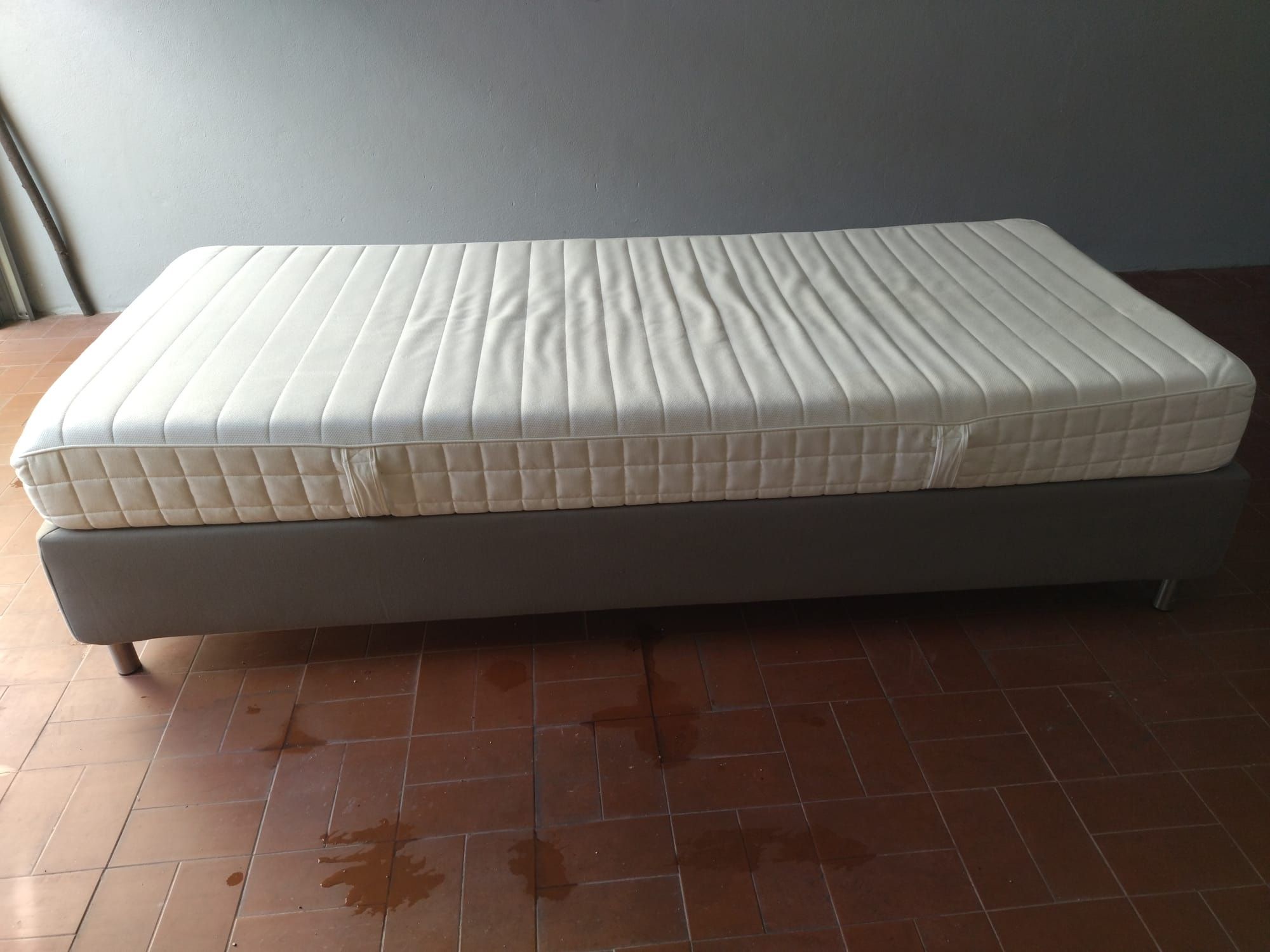 CAMA - Nova!!! Sommier c/ pés em cinza 90×200, já c/ colchão