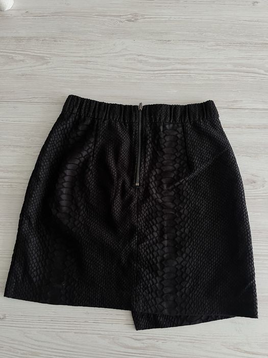 Спідниця чорна, коротка, з зміїним принтом