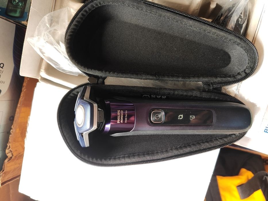Електробритва Philips S7885/85 у максимальній комплектації