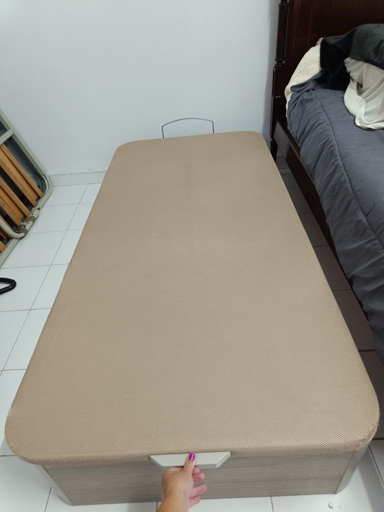 Cama com arrumação