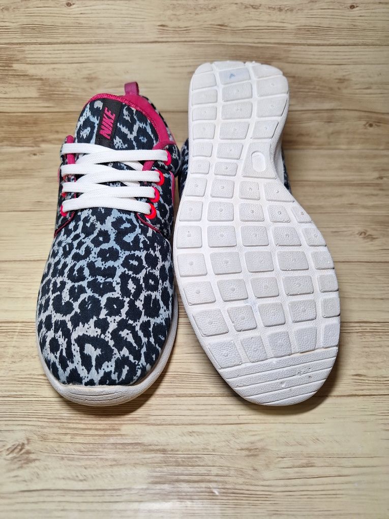 Класні жіночі кросівки Nike Women's Rosherun Safari Pink