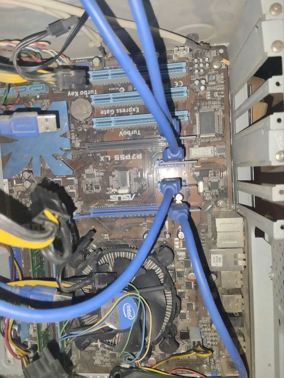 Майнінг Ферма на 4 відеокарти по 8GB на всіх відеокартах є свій кулер