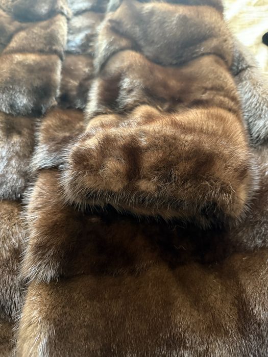 Норкова шубка з капюшоном