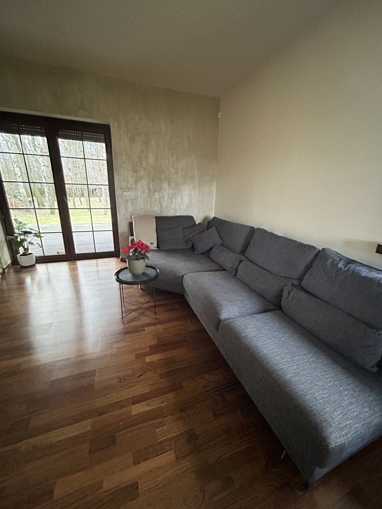 Stylowa, komfortowa sofa w kolorze pięknej szarości