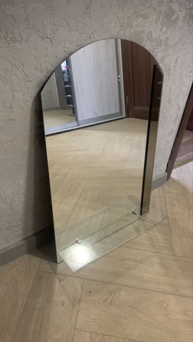 Зеркало в ванную с полочкой