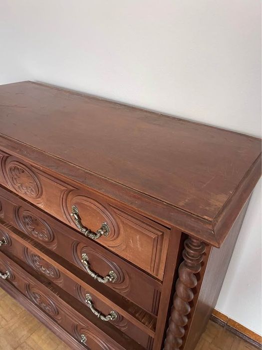 Armário antigo de madeira.