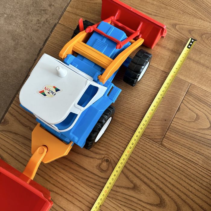 Великий трактор з ковшем та причепом