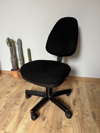 Czarne krzesło obrotowe biurowe