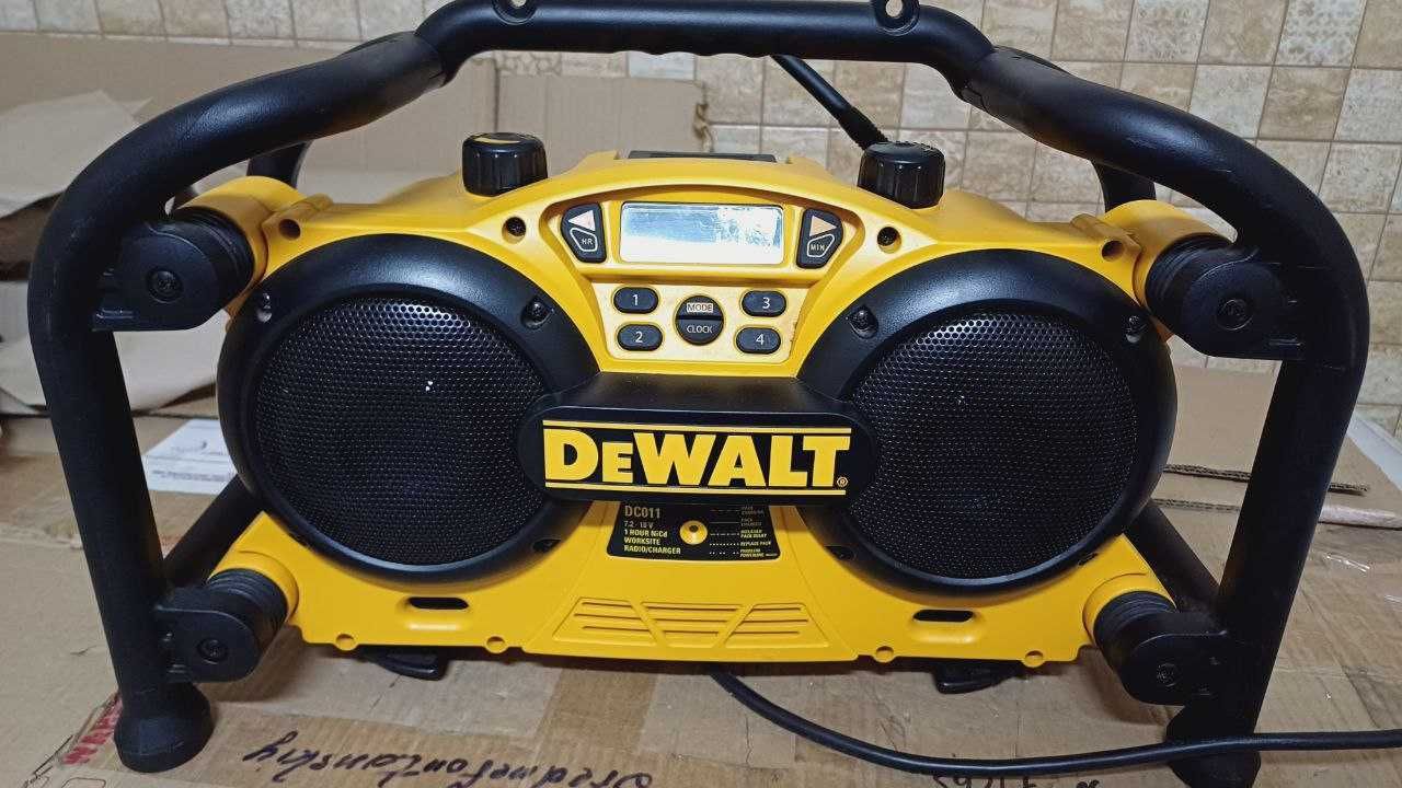 Радио DeWALT DC011