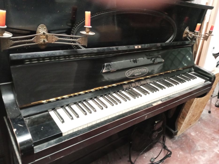 Piano vertical alemão antigo