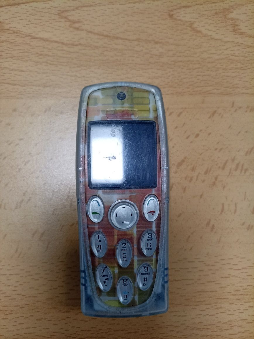 Lote telemóveis antigos Nokia e Vodafone