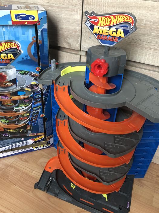 Hot Wheels mega garage
