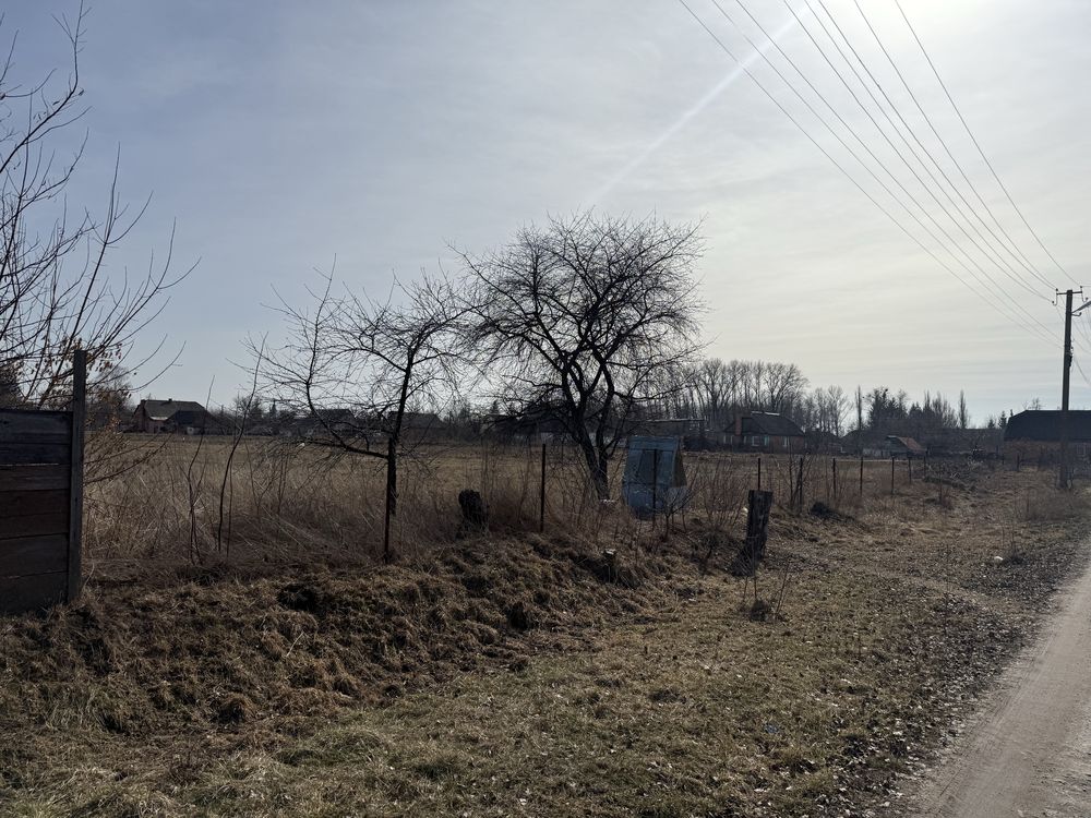 Продам землю зі старим будинком