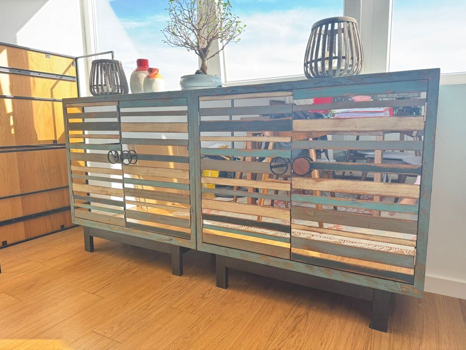 Dois aparadores em madeira