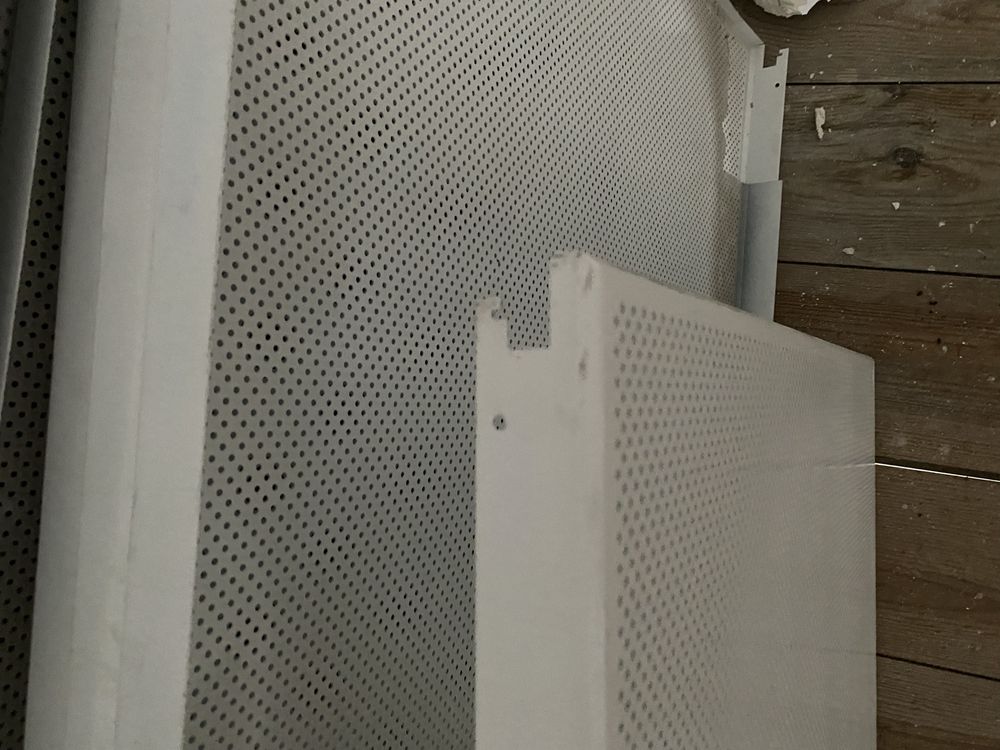 Tecto falso com placas metalicas perfuradas
