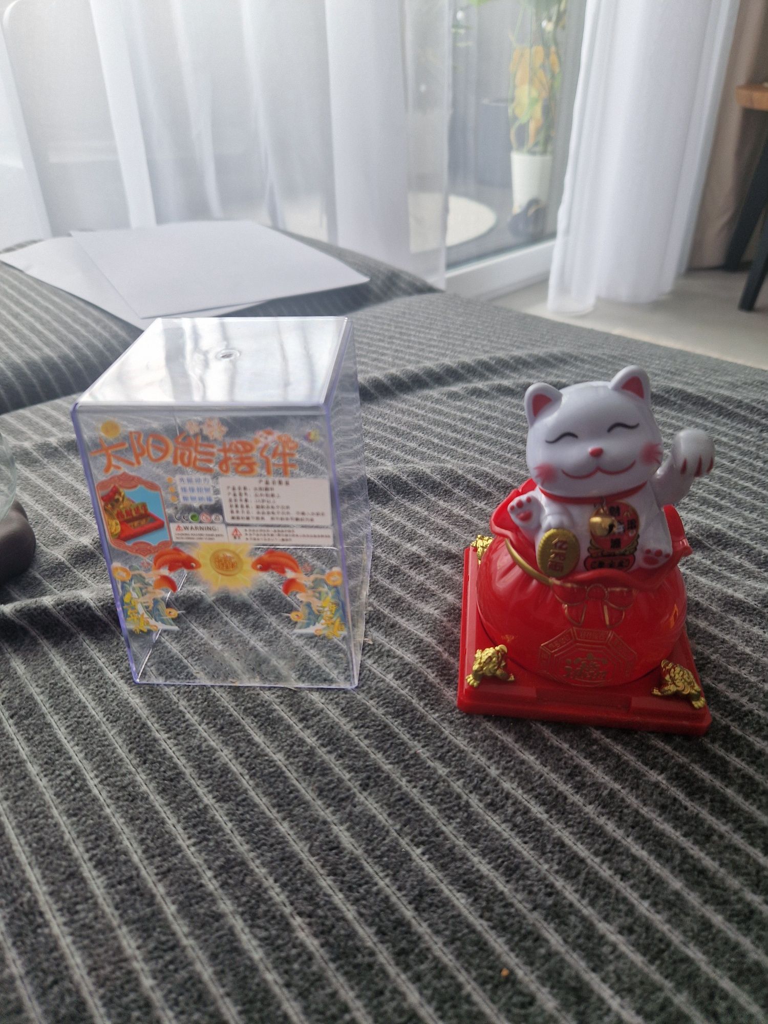 Manekin Neko, lucky cat, szczęśliwy kot machający łapką!